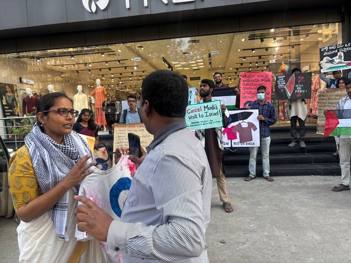 BDS_in_India's tweet photo. Indian People in Solidarity with Palestine (IPSP) and BDS in India organised a protest demonstration outside the Reliance Trends outlet in Secunderabad, Hyderabad, on 21 February against its complicity in Israel’s genocide of Palestinians. 

1/2

#Hyderabad #IPSP #BDSindia https://t.co/mptN2IEr4P