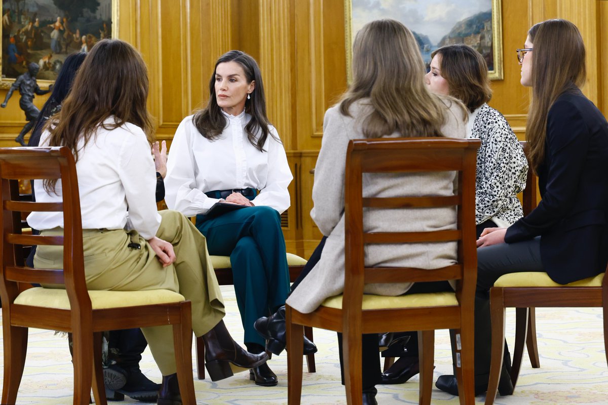 CasaReal's tweet photo. La Reina recibe a una representación del Consejo Español del Cerebro, para conocer los últimos avances conseguidos y el nuevo Área Joven, iniciativa formada por estudiantes de bachillerato destinada a promover la educación, la investigación y la sensibilización sobre la salud mental y cerebral en las nuevas generaciones.

➡️https://t.co/JksCvBYbvG