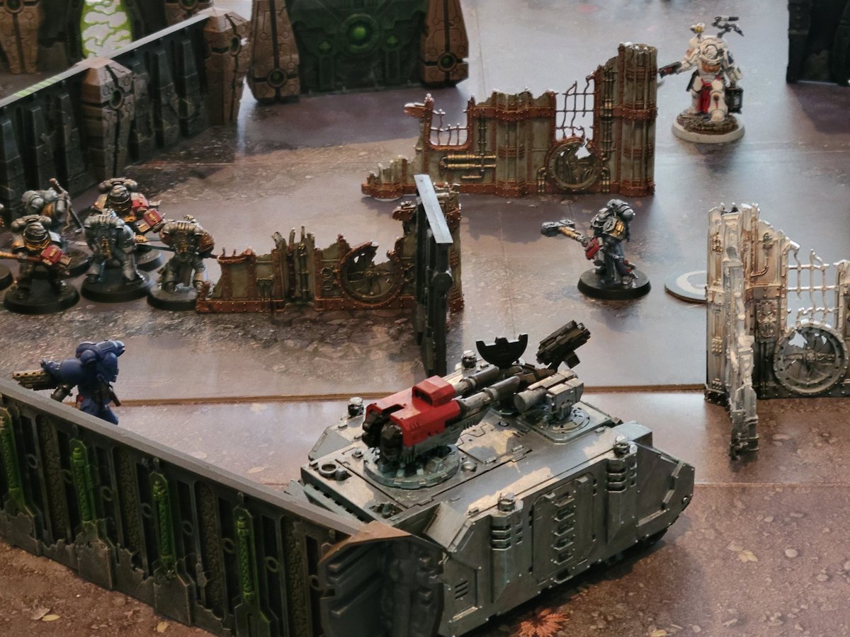 nishi_nashi's tweet photo. 刀匠(@forgingkatana)と40kの５００ポイント戦ではありますが連続３戦という暴挙に出ました。
途中で持ってるアーミー交代したりして、動き方を勉強しつつ。
公式マップとテレインだと、ユニット少なくてもちゃんと雰囲気でていいですわね https://t.co/fSA4keAJQj