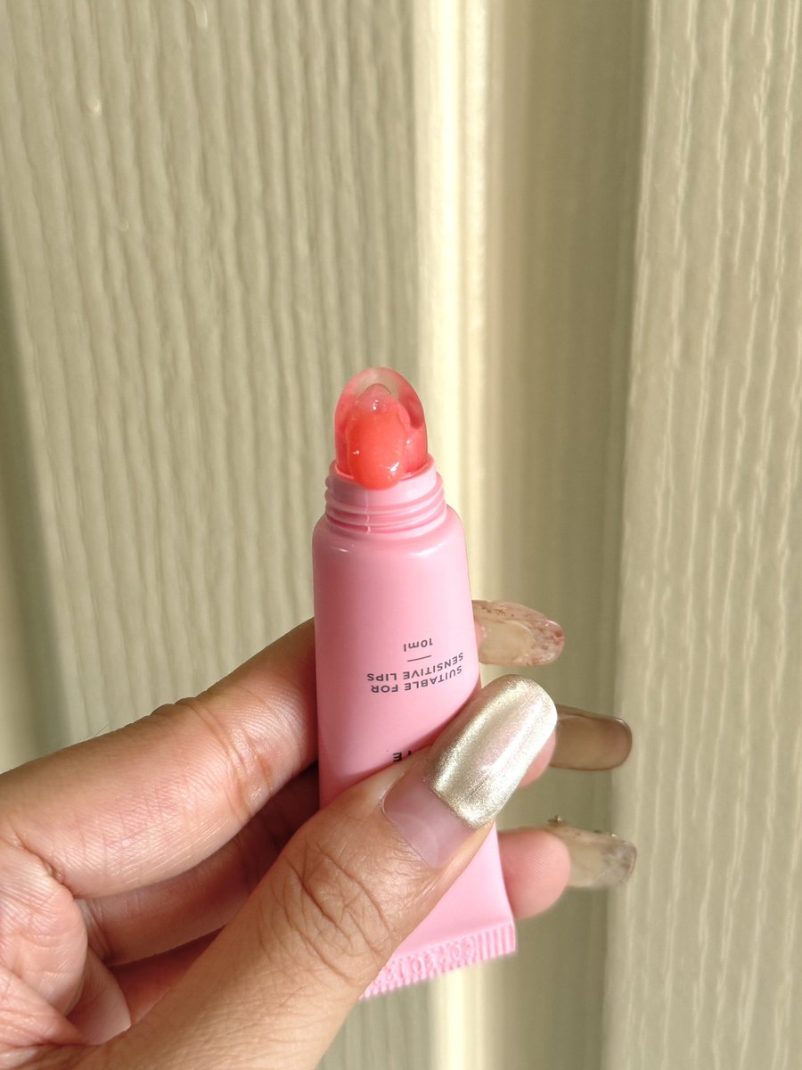 วงการลิปมันค่า จากที่ปกติไม่ค่อยทาลิป ปากแตกบ่อยพอเข้าวงการนี้ ถึงอยู่บ้านก้ทาตลอดมันดีขึ้นจริงๆค่ะ เราใช้ของ Her hyness ลิปเกลซสีสวยฉ่ำวาวแต่ไม่เหนียว  แล้วคือแพคเกจจิ้งน่ารักสุดๆ  #ใช้ดีบอกต่อ