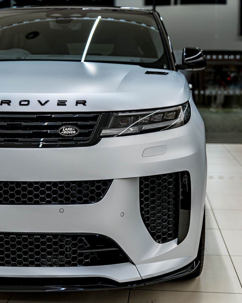 GRANGEMOTORS's tweet image. Range Rover Sport in Ethereal Frost Silver, 

unveiled at our exclusive SV Event at Grange Land Rover Hatfield. 

Experience bold design, dynamic performance, and luxury! 

Discover the SV difference: 
grange.co.uk/land-rover 

#SV #SVEvent #GrangeLandRover #RangeRoverSport
