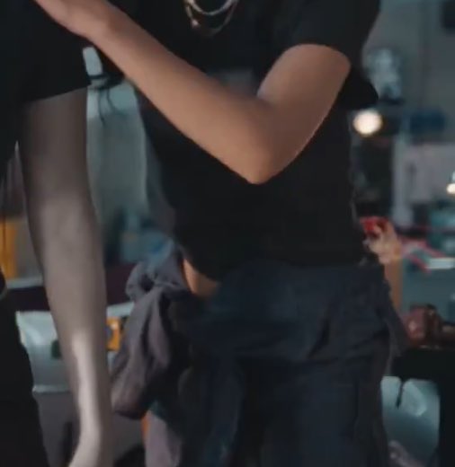 윶동이 얼굴로 이런 sacky 점프슈트 입고잇으면 어떻게해야하지나는