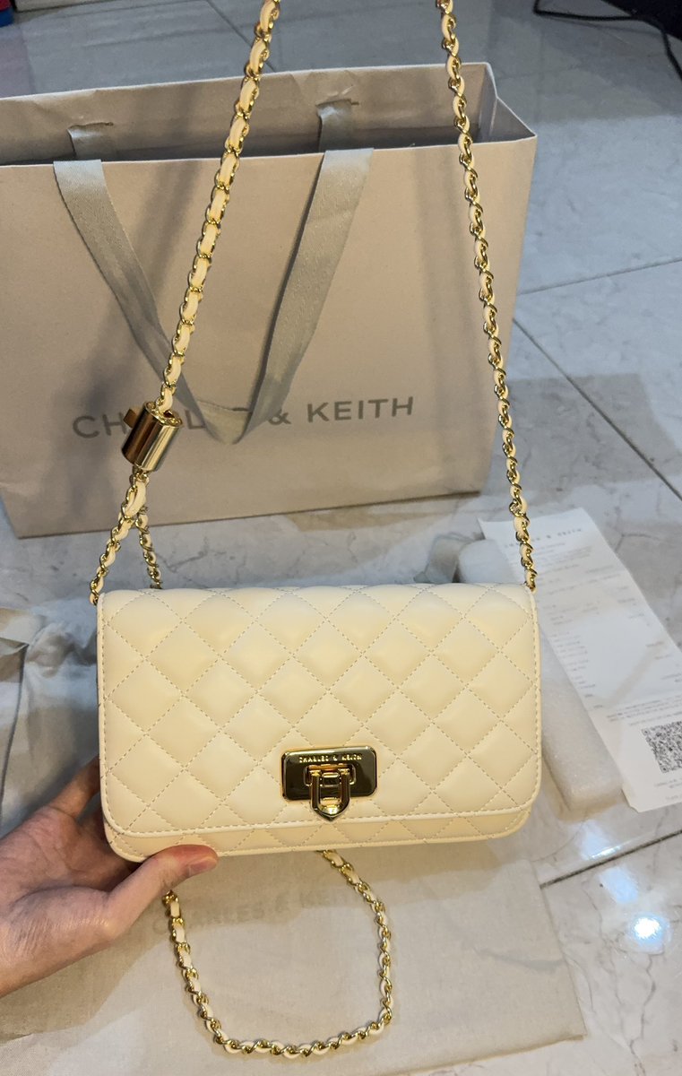 anotherthena's tweet photo. wts/want to sell

Charles &amp; Keith - "Cressida Quilted (Cream)"

- legit baru dipake 1x doang (like new)
- kelengkapan : paperbag, dustbag ori,  struk pembelian, tag 

for a full video, ask me on dm

🏷️850k (nego)
#zonauang️ #preloved #wts #wtb https://t.co/zEcOhwQkUY