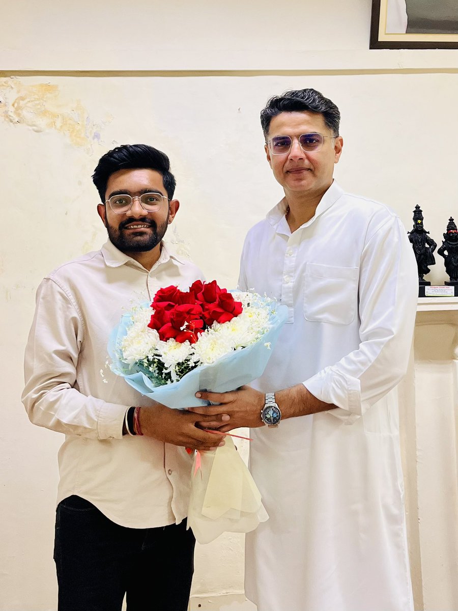 कांग्रेस महासचिव, राजस्थान के पूर्व उप मुख्यमंत्री आदरणीय श्री सचिन पायलट साहब से मुलाक़ात कर आशीर्वाद लिया।
<a href="/SachinPilot/">Sachin Pilot</a> <a href="/VinodJakharIN/">VINOD JAKHAR</a>