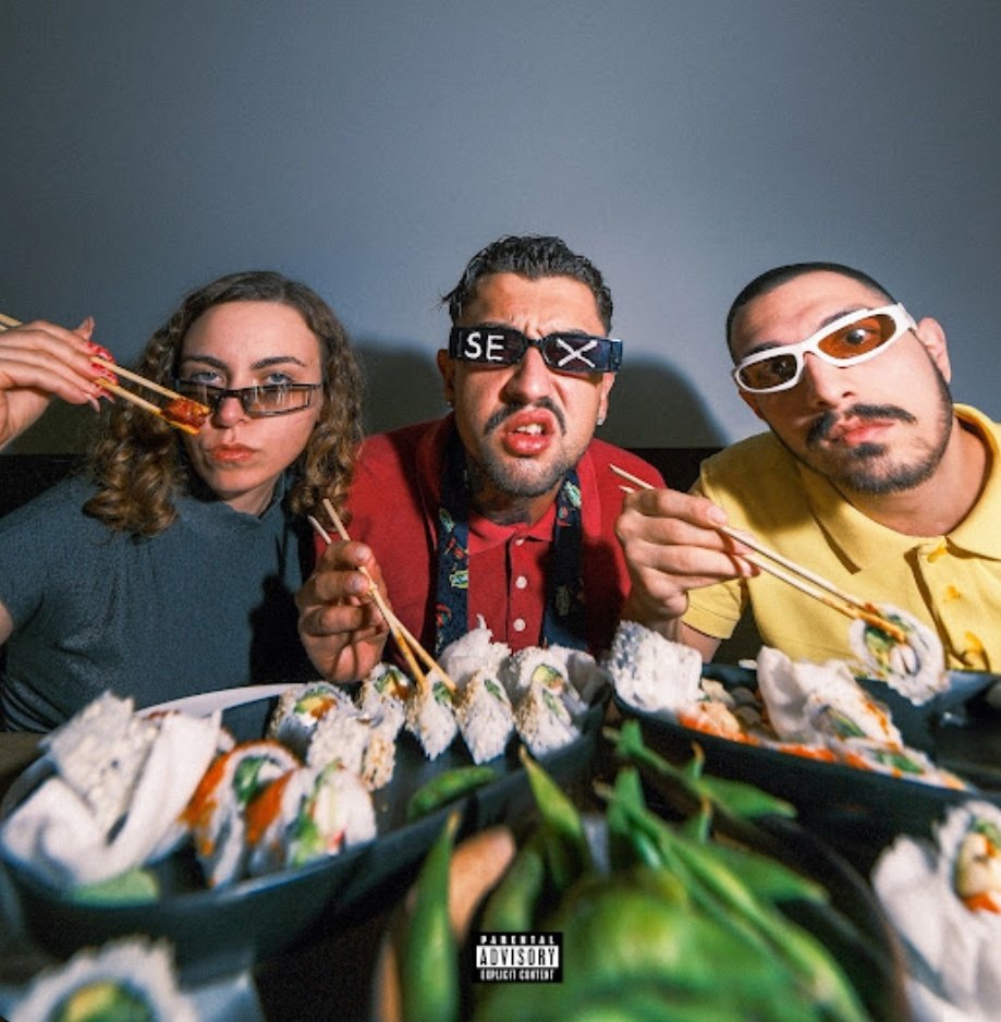 Eleman: gözlük alcam ama ne alsam bilmiyorum sen önersene bir şeyler 
:Bizim gözlük zevki