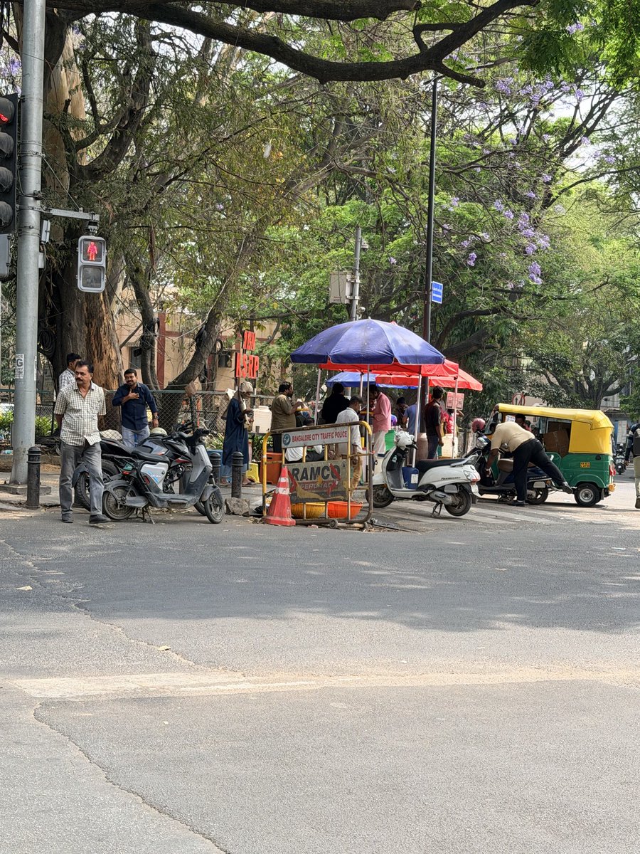 navinzmail's tweet photo. @DCPSouthTrBCP @CPBlr @Jointcptraffic @DgpKarnataka @blrcitytraffic @BlrCityPolice @KarnatakaCops Please see footpath encroached and blocked by food vendors Gen Thimmiah road at hosmat hospital junction opposite ITC welcome group hotel - blocking traffic at the junction @halasoortrfps @blrcitytraffic @btppubliceye no place to walk and causing traffic jams at
Signal https://t.co/AhRxxDqNhR