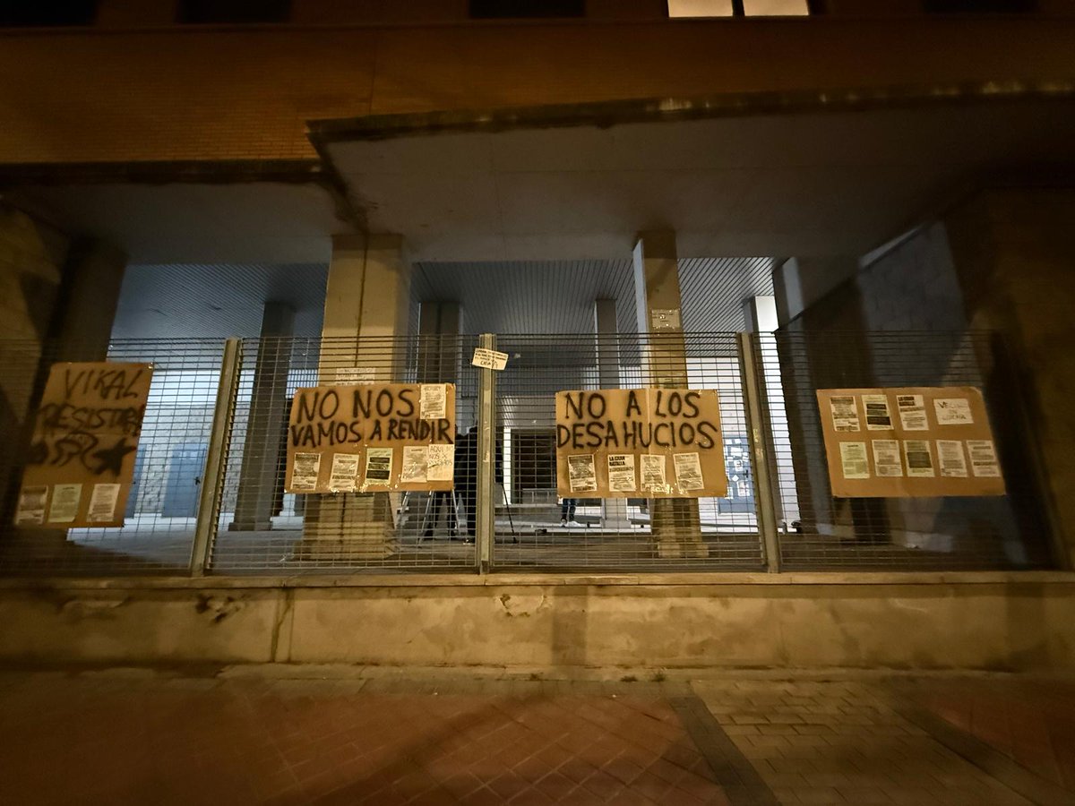lavillanavk's tweet photo. @caixabank Esta escalada responde a la organización de las vecinas y los vecinos, que además de interponer una demanda y movilizarse están informando a los posibles compradores de su situación, consiguiendo que muchas ventas se echen para atrás por solidaridad con las familias. https://t.co/Pj73nW0Sb2