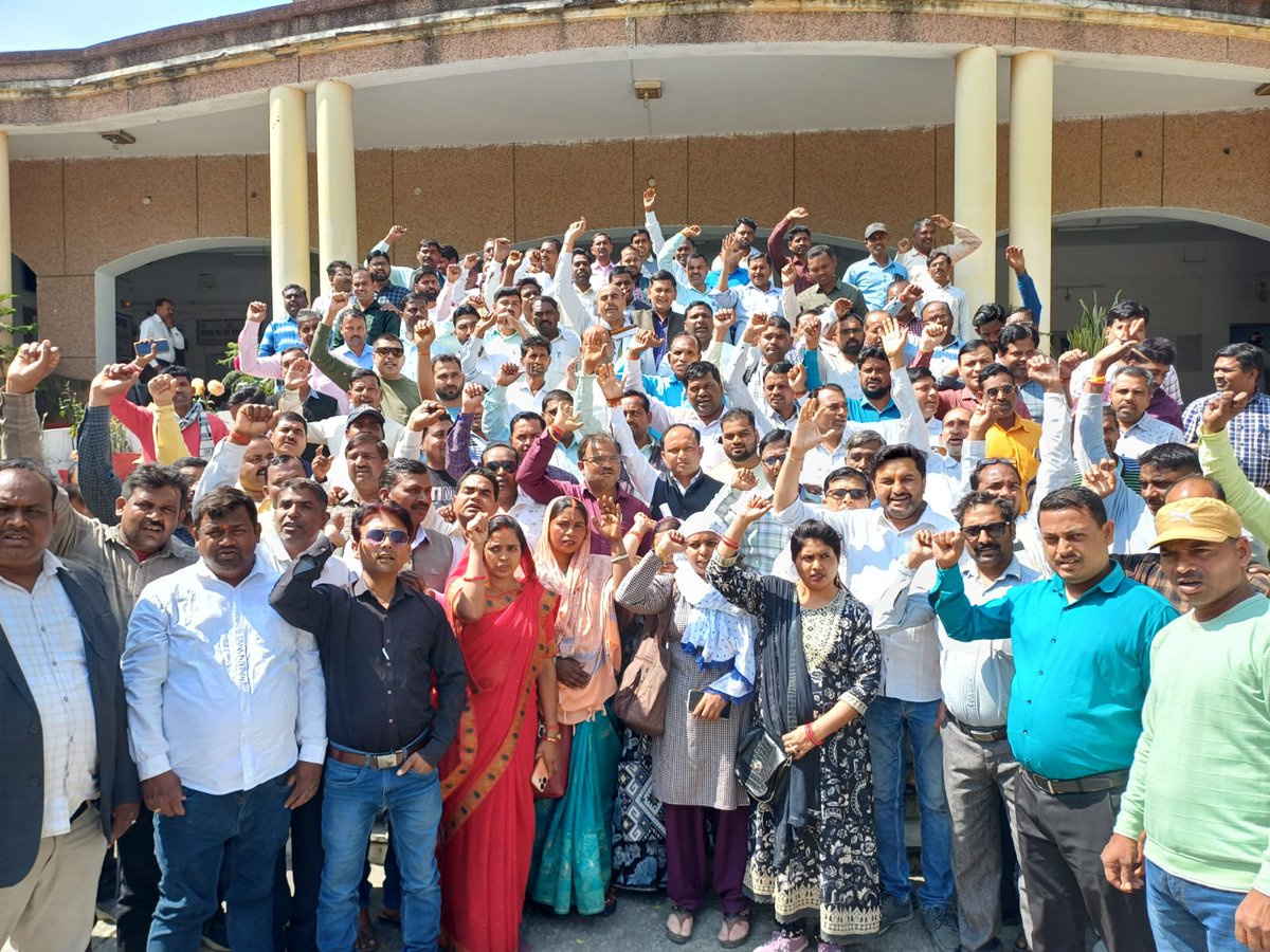 upmkks's tweet photo. @UpRuralDev @UPIrrigationWR @uppanchayatiraj @DdhLucknow @UpforestUp @uppwdofficial @FDepar2 @jdabureau @SUDA_UP @InfoDeptUP @MoRD_GoI हर जोर जुल्म के टक्कर में
संघर्ष हमारा नारा है

निकम्मे अधिकारी के कारण एक वर्ष से लगातार किसी भी त्यौहार पर मानदेय न मिलने की बात अनसुनी कर महासंघ के लोग से आयुक्त द्वारा अभद्रता
@ChouhanShivraj @CMOfficeUP @DyCMGoUP @InfoDeptUP @MoRD_GoI @PMOIndia @myogiadityanath https://t.co/1DT1VKxXFh
