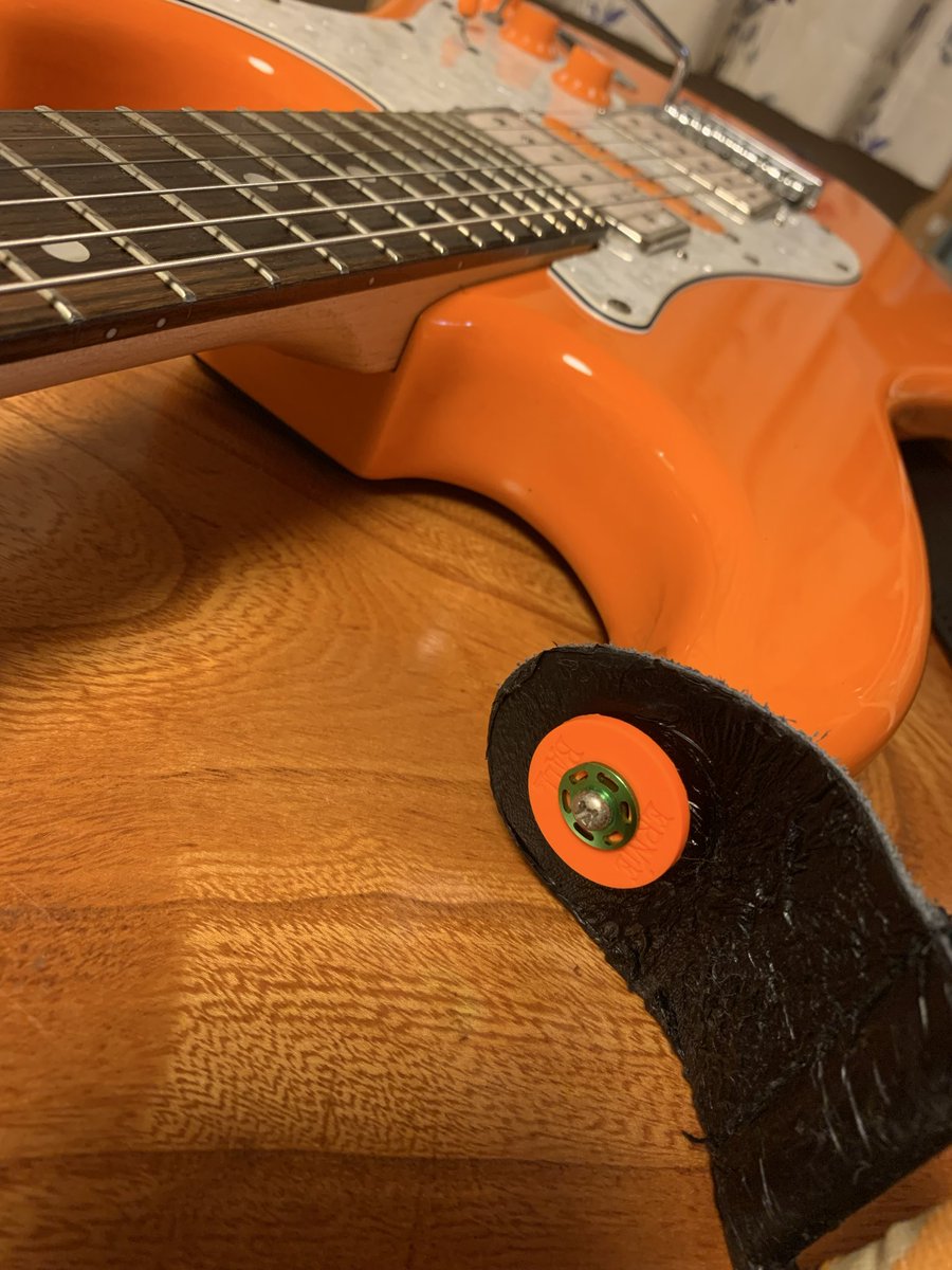 Orangeのギターにこの組み合わせをで取り付けることで「Orangeのギター