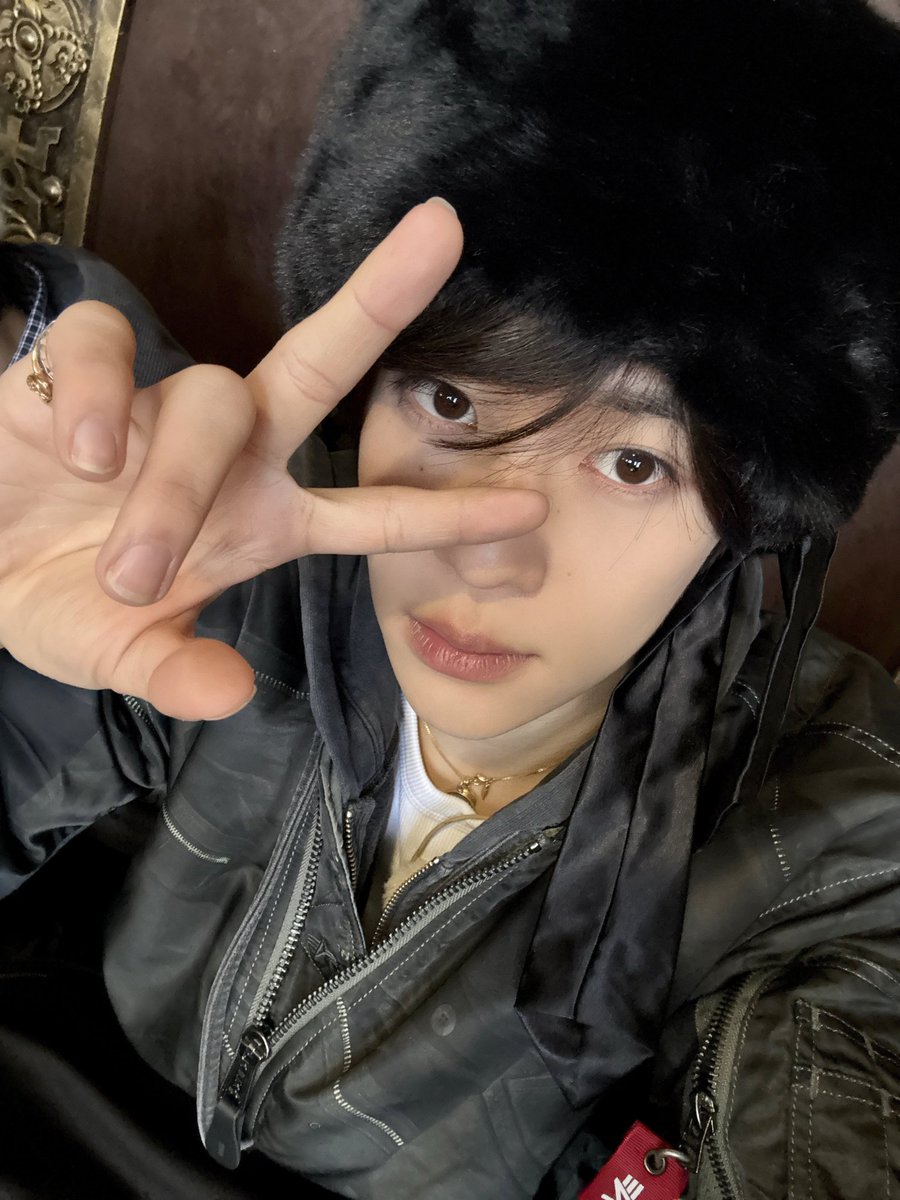 i'm not cold, i just like looking like a snow little doll. just sitting here holding up a tiny peace sign so you won't notice i'm actually waiting for attention. a little pat on my head would be nice, snow dolls don't melt that easily, right? ☃️