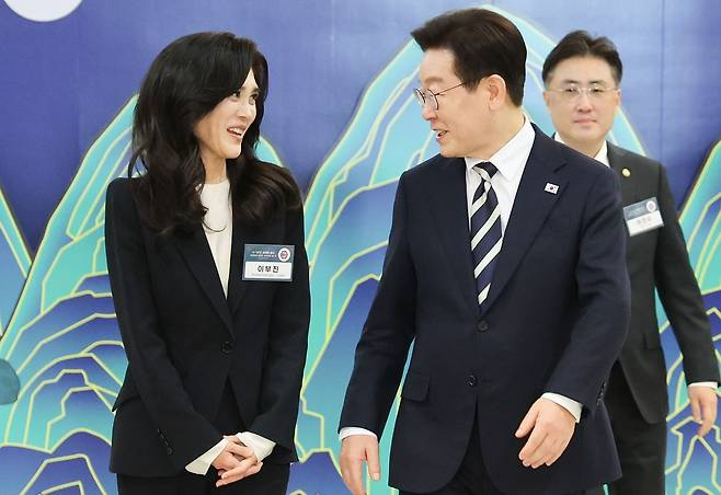 이재명이 집권하면 공산국가가 될 것이라던 보수언론.

재벌기업과 이재명 정부간 협력이 점차 강화되고 이것이 코스피 주가 상승으로 이어지면서

국민의힘과 보수언론은 할 말을 잃었습니다.
재벌기업과 주가지수마저 등돌린 국민의힘과 보수언론.

대한민국 보수의 현실입니다.