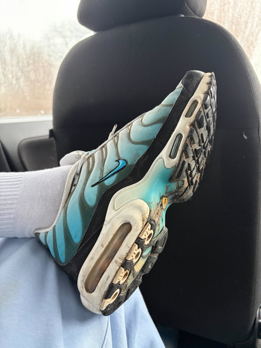 germanboysole's tweet photo. Babyblaue Nike TNs, weiße Socken fest darin eingeschlossen, jeder Schritt noch spürbar im Stoff.

#NikeTN #WeißeSocken #Sneaker #MännerFüße #Getragen #Sohlen https://t.co/RgDHE1eHZl