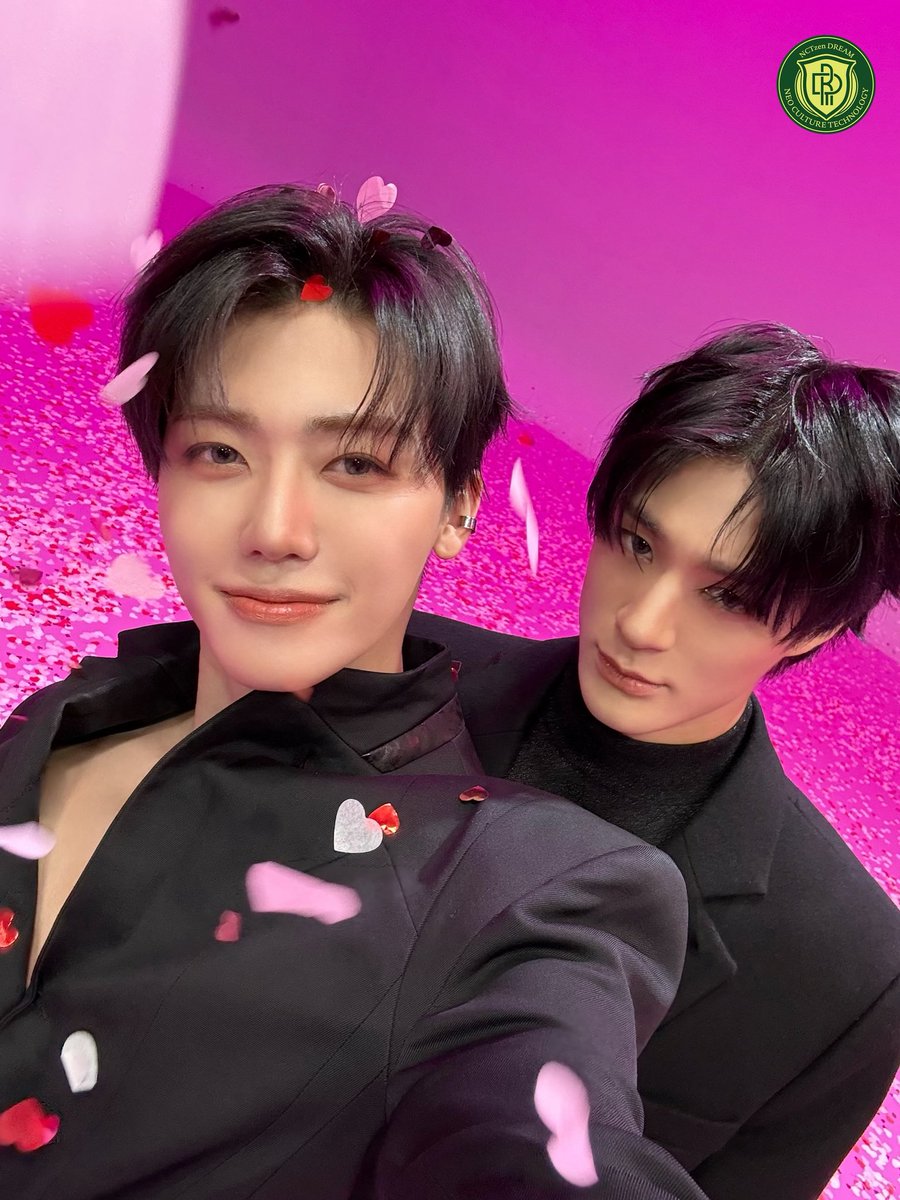 ดูท่า ฮีน่าจะเป็นคนเก็บคอนเฟตติหัวใจโปรยให้บิบี๋ถ่ายรูป