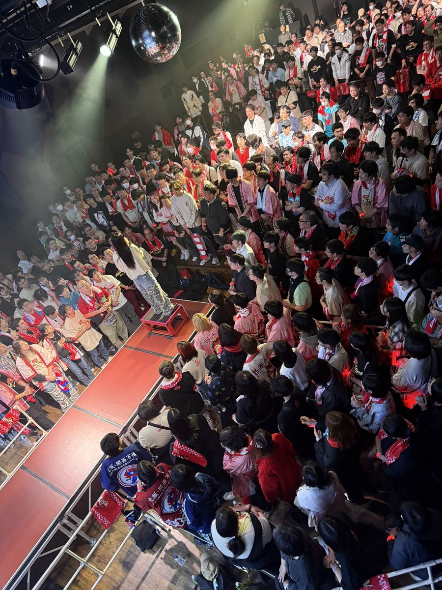 大阪公演花道つくってみたら
だいぶたのしかったんですけどー！！！！
またいつかやりたいよー！！！！！(偉い人ー！!)
今からハッシュタグみるー！！
 #しゅかライブ