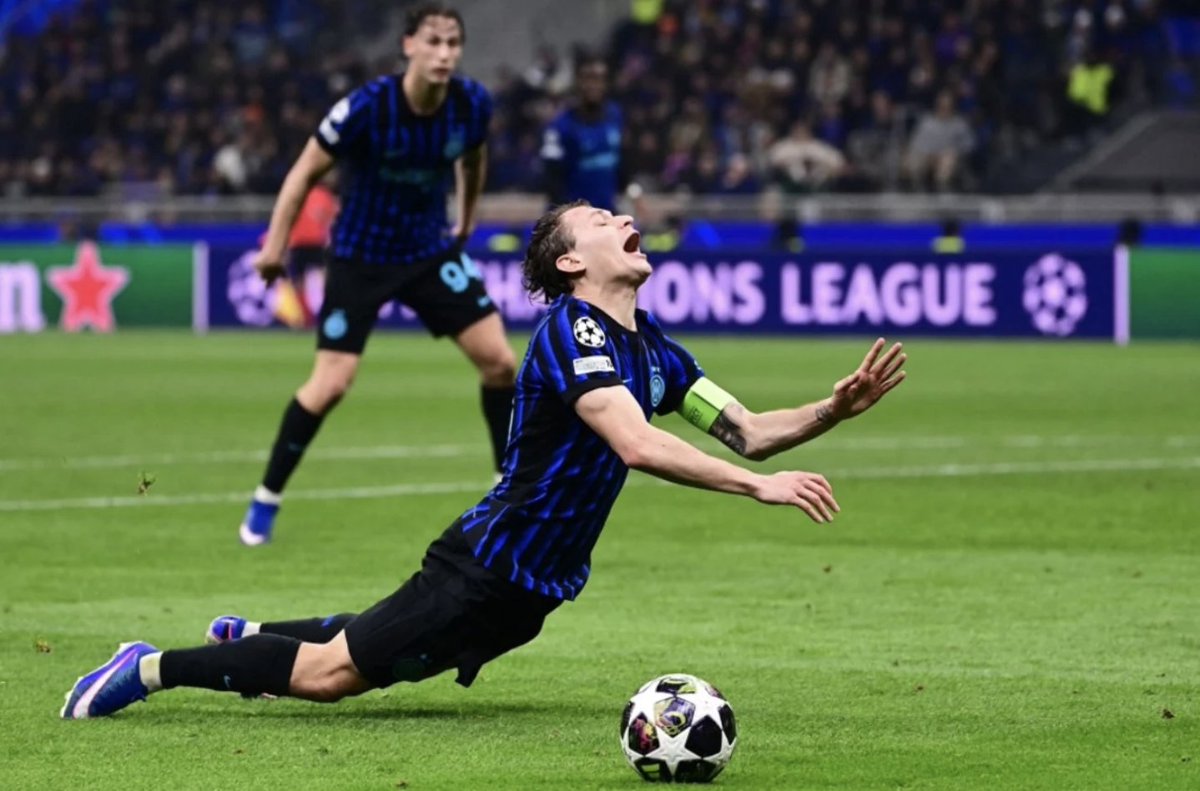 La simulazione clamorosa di #Barella fa il giro del mondo, almeno gli arbitri internazionali non abboccano a queste sceneggiate.

Barella entra in area e cade dopo un contatto, ma il difensore colpisce prima il pallone. Il suo “volo” spettacolare diventa subito virale sui social.