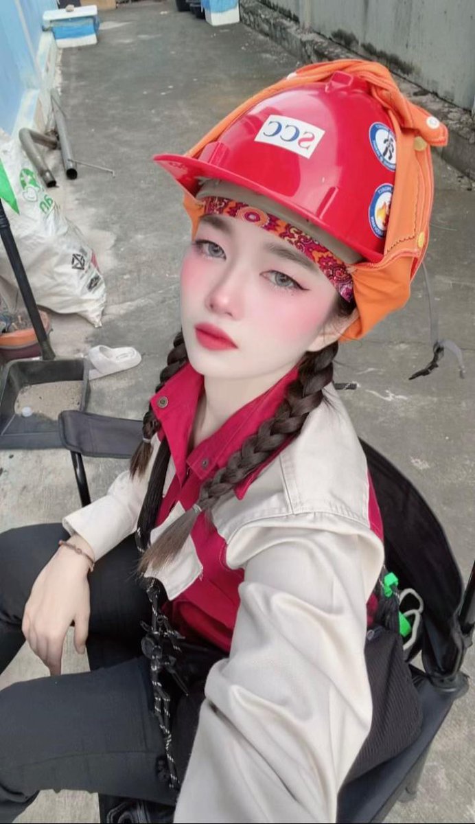 โลกจะสดใสขึ้นเสมอ 
เมื่อคุณเริ่มตกหลุมรักใครสักสิบแปดคน🤭⛑️
#สาวนิคมมาบตาพุด  #sprc