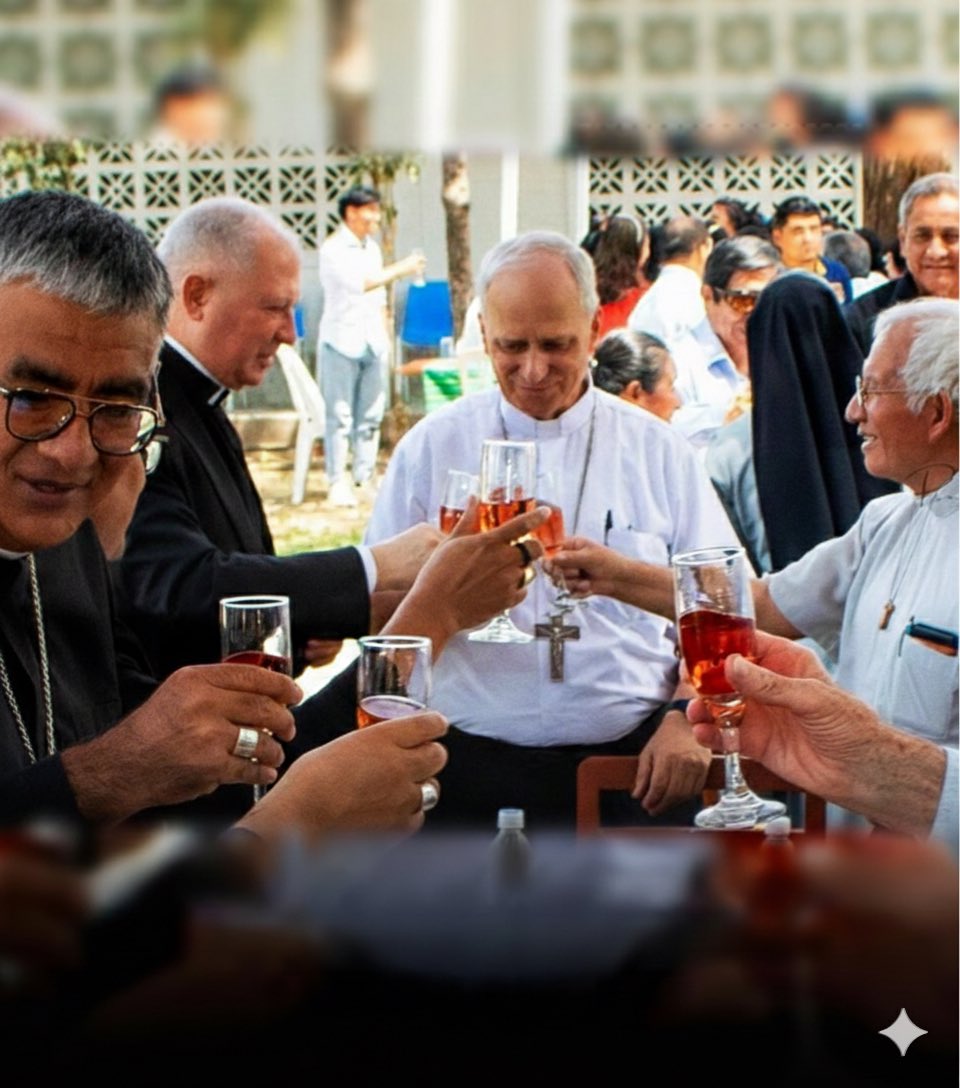 Remembering: At some festive moment in Chulucanas, Peru. We know that our beloved pontiff appreciates and deserves moments of fine dining. Oh, how cute he is!🥰🥰🥂🎉