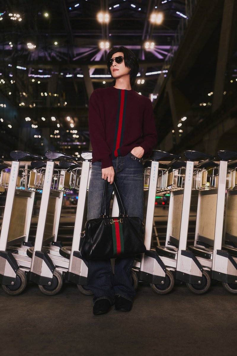 WWDThailand's tweet photo. เสริมลุคด้วยกระเป๋ารุ่น Borsetto หนังนิ่มสีดำ โดดเด่นด้วยฮาร์ดแวร์รูปทรงตะขอปากม้า ปิดท้ายลุคด้วยรองเท้า Horsebit Loafer หนังสีดำ พร้อมแว่นกันแดดรูปทรง Aviator ให้ความสมบูรณ์แบบในทุกมุมมอง

#WWDThailand
#GucciPrimavera
#Gucci
#GulfKanawut https://t.co/051VjV0HgO