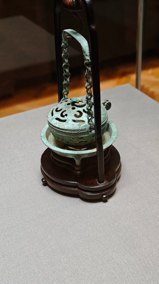 資料 中村隼人さん □妙心寺展 古代中国の青銅器の鼎(てい)などを模