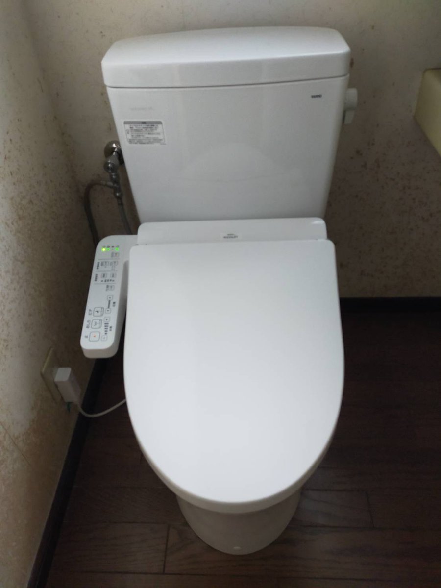 sination5's tweet photo. トイレ全交換🚽

30年使われたトイレを最新型へ交換しました。

✔ 節水タイプで水道代も安心
✔ 便座あたたかく冬も快適
✔ お手入れしやすく清潔
✔ 高齢の方にもやさしい設計

毎日使う場所だからこそ、安心と清潔を。
「古くて心配」「流れが悪い」など、お気軽にご相談ください。

☎️042-391-7143 https://t.co/YN1NmAXlER