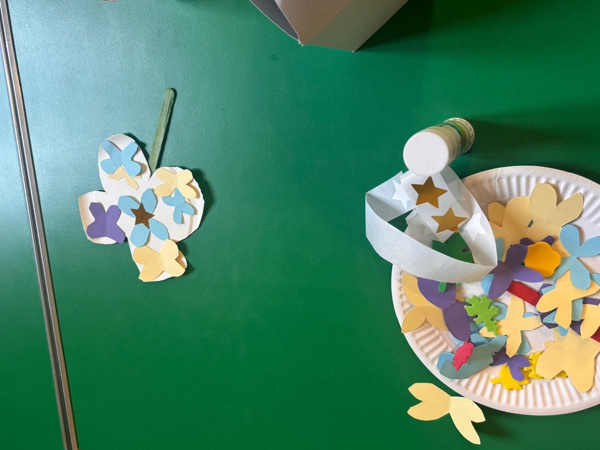 CharltonLib's tweet photo. We enjoyed crafting at #CharltonLibrary yesterday, celebrating the sun by making spring flowers 🌺 For more crafts, join us on Tuesdays at 10.30-11.30am for #MessyMorning + Saturdays for #LibraryFunClub at 10.30-11.30am to make friends, borrow books + create! 📚 #LoveYourLibrary https://t.co/ypI08DnzWK