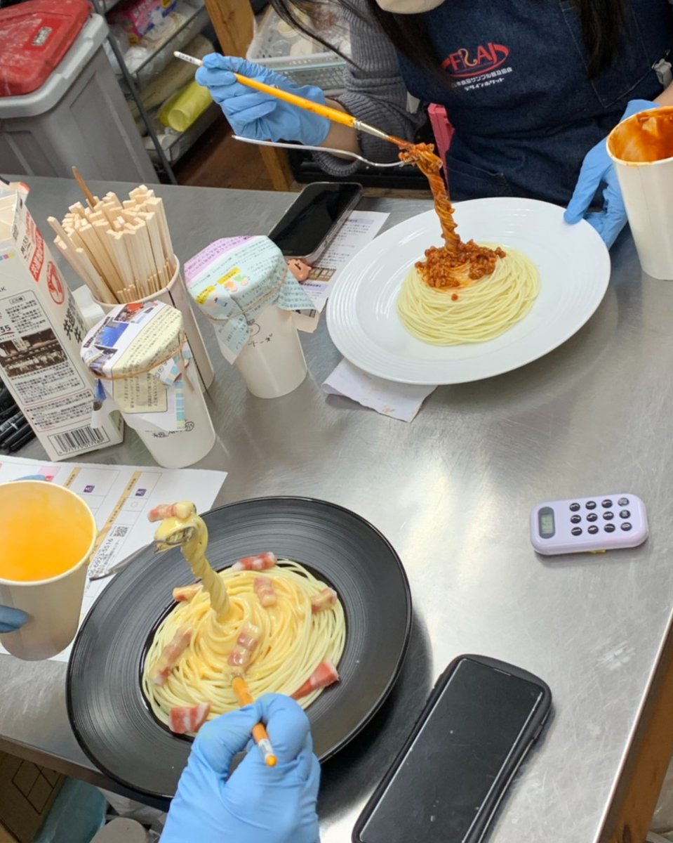 FrajSchool's tweet photo. 【食品サンプルといえば！あの“浮くパスタ”🍝✨】

スクールで絶賛制作中👏
麺の流れ、ソースのとろみ、ツヤまでこだわって仕上げています。

ソースをかける瞬間の表情はまさに職人。
でも楽しそうなのがまた素敵です☺️

みんなはどっち派？
ちなみに私はカルボナーラです😋💕 https://t.co/LbdjzWpZoS
