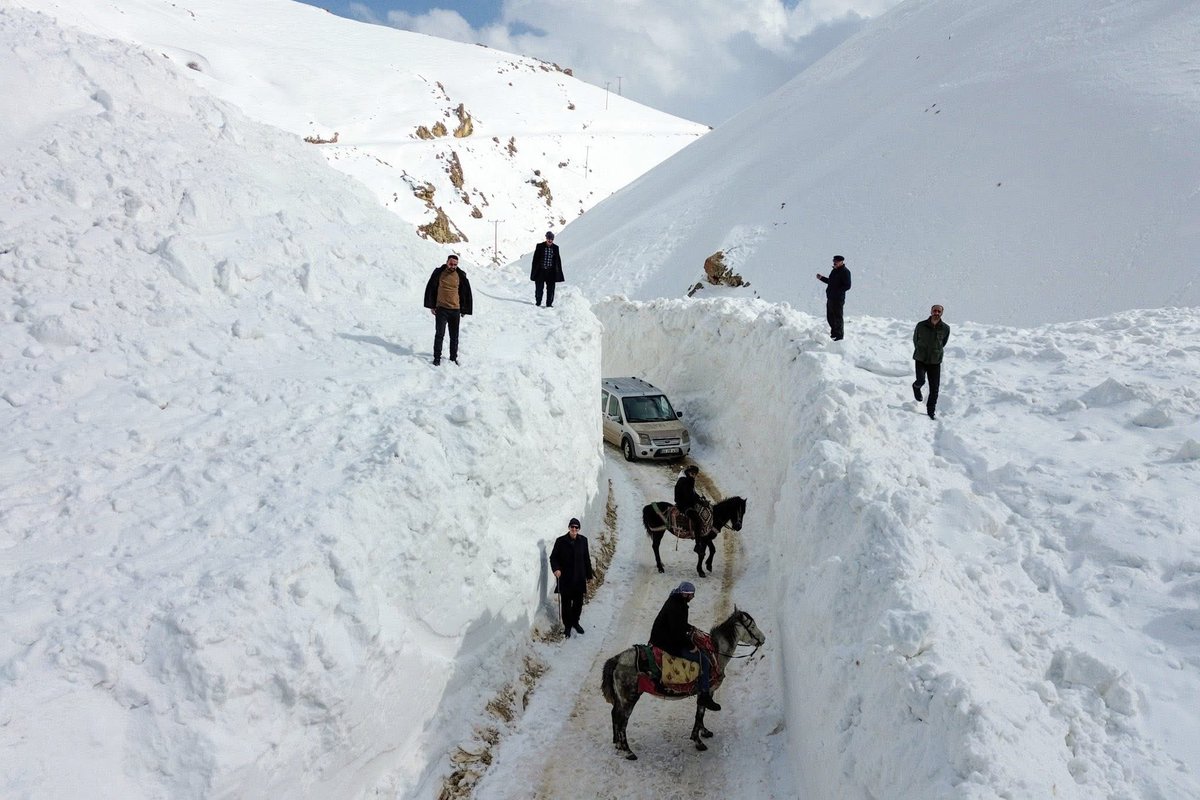 Snow in the Albayrak/Başkale area of Van Province, Northern Kurdistan.

الثلوج في منطقة “ألباك/باشكاله” التابعة لمحافظة وان شمال كردستان.