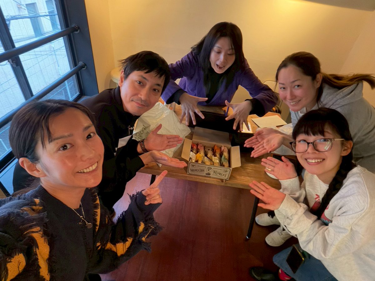 🍹ちゃんぽん稽古日誌🍸️

水曜担当井川です🙋

頭パンクしそうになりながらゴリゴリ稽古進んでます。

嘘だろと思う程全然違う後半分岐も3パターン出揃いまして。
風邪引くほどのテンション差です。

嬉し美味しいお差し入れ頬張って頑張っております✨

#河岸を変える
#ちゃんぽん55