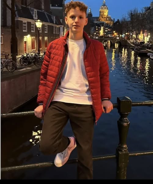 YveK22's tweet photo. Ein Jahr Bewährung und ein paar Sozialstunden für einen getöteten Jugendlichen. Der 16-jährige Filipp aus Meinerzhagen wurde auf dem Skatepark totgeschlagen, als er einen Streit unter mehreren Jugendlichen schlichten wollte.
Von Anfang an hielten sich die Behörden bedeckt, was Informationen zum Täter anbelangt. Sämtliche Anfragen wurden unter Verweis auf das jugendliche Alter geblockt. Über zwei Jahre hat man sich mit der juristischen Aufarbeitung - wenn man sie denn so nennen will - Zeit gelassen. 
Ein gerechtes Urteil? Das Jugendstrafrecht sieht Strafen bis zu zehn Jahren bei Tötungsdelikten vor. 
Der Tod von Filip wurde mit einem Jahr Bewährung und zwei Wochen Arbeit quasi abgegolten. Nein, mit Gerechtigkeit hat das wenig zu tun, wenn man mich fragt. 

Alles zum Fall in meinem Text:

https://t.co/piA9ixjfc6