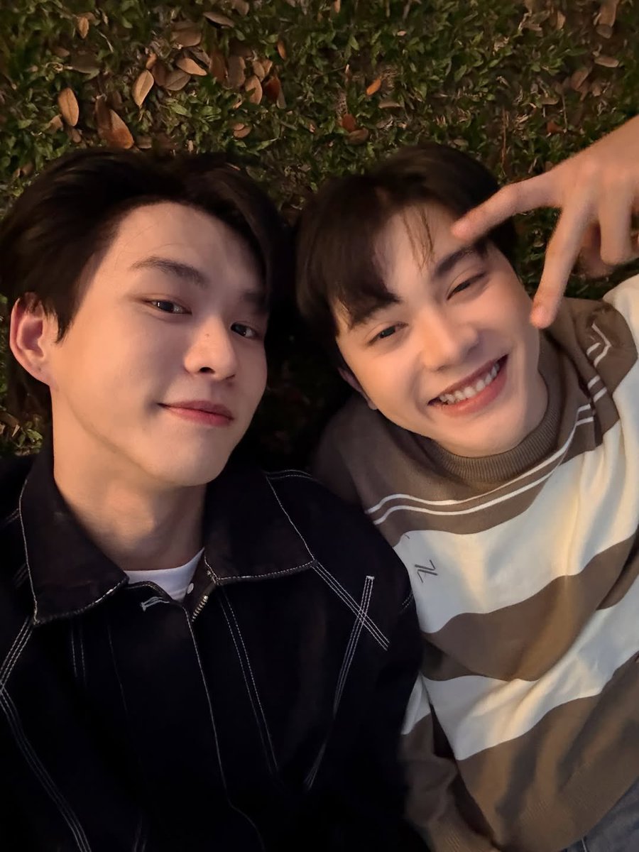 shinbver's tweet photo. Four ships I love!β€οΈ
Four moots to do it: @yusseop @PolarbearPpor @berlinaputput @bummantara_
(Do not feel forced β€οΈ)
#BeverTonliew #WillEst #XingQiu99 #DewTee https://t.co/jY7GwprMlF