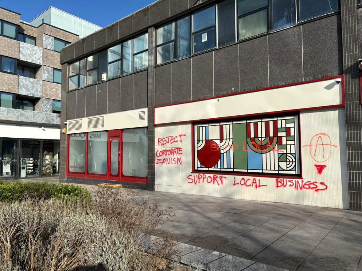 HenMazzig's tweet photo. London’s favorite bakery is under siege, and the reason is as nonsensical as the violence.

Gail’s is facing nonstop vandalism and intimidation from anti-Israel mobs. Their "justification" is founder's heritage.

Here is what the mob won't tell you:
1. The Jewish founder sold the company in 2021.
2. It is owned by American venture capitalists (Bain).
3. The only people being hurt are the local staff and the Londoners who just want a coffee.

When "activism" turns into the targeted terrorizing of a business based on the identity of a former owner, it’s not a protest. 

It’s a hate campaign.