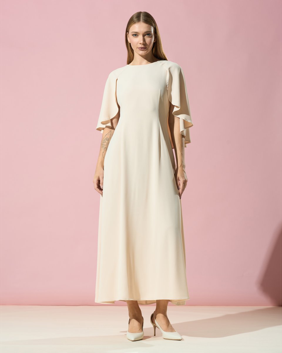 pierrecardinuae's tweet image. Pure form. An off-white shift featuring dramatic, aerodynamic sleeves. #PierreCardin #RamadanCollection