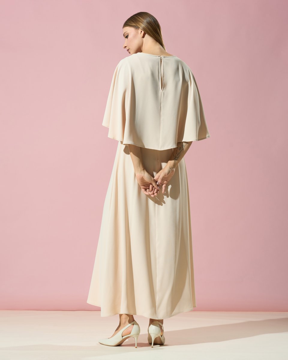 pierrecardinuae's tweet image. Pure form. An off-white shift featuring dramatic, aerodynamic sleeves. #PierreCardin #RamadanCollection