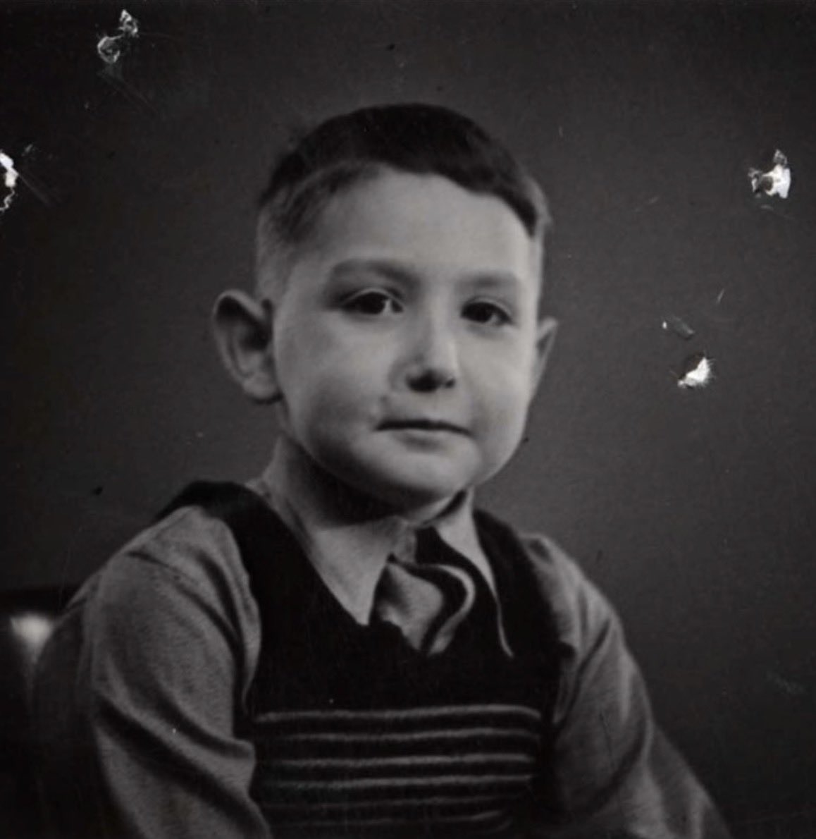 25 February 1931 | A German Jewish boy, Gert Wolfgang Schönfeld, was born in Berlin. 

In February 1943 he was deported to #Auschwitz and murdered in a gas chamber.
---

▶ A short video about gas chambers and crematoria of the Auschwitz camp: youtu.be/-A05i25j9Ck