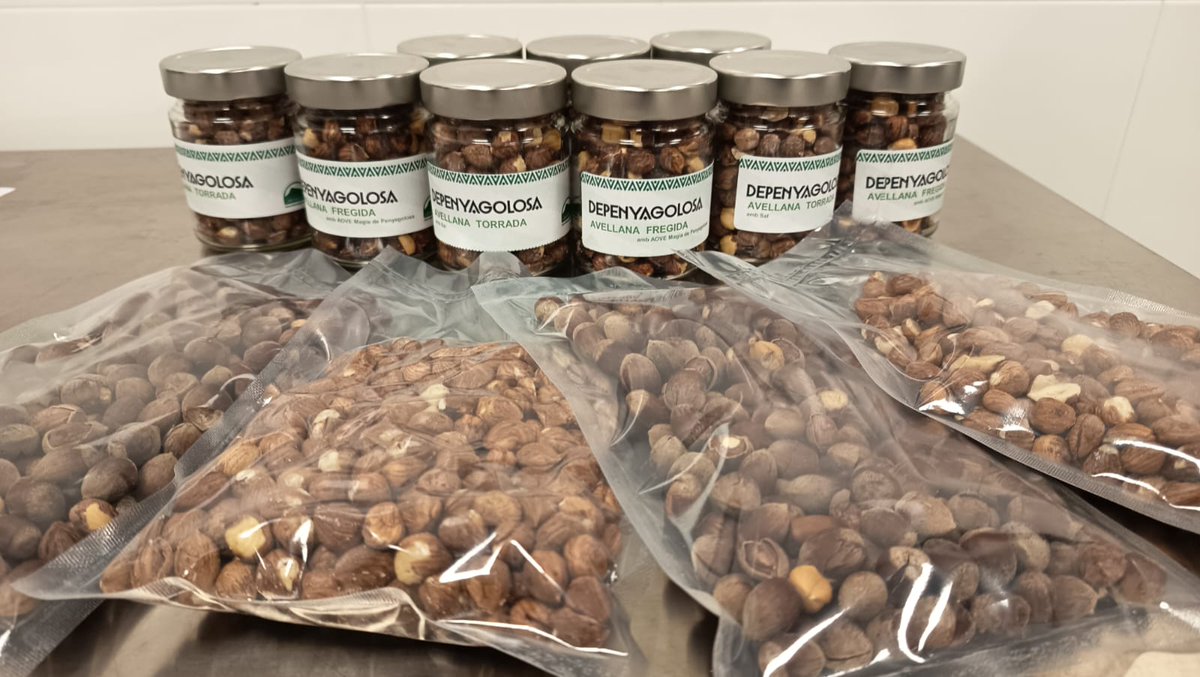 de_ollas's tweet photo. Visita a la Cooperativa de Benassal con el grupo del proyecto RAÍCES Y FUTURO: LA AVELLANA DE BENASSAL 🌰
Avances en descascarillado, tostado y envasado gracias a la colaboración entre cooperativas y @ujiuniversitat.
Innovación territorial en marcha. #AEIAGRI #PAC https://t.co/KIbrZIbt3j