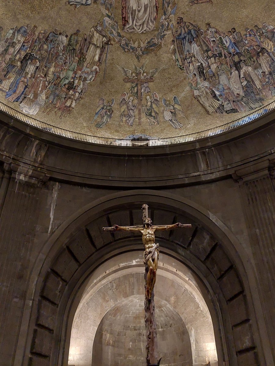 Un día te pones a rezar por encontrar el amor y de repente te ves yendo a Misa en el Valle de los Caidos con tu novia.

Que bueno es Dios.