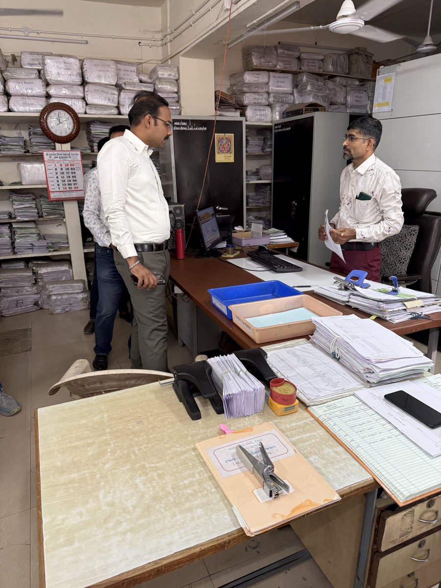 આજરોજ મામલતદાર કચેરી ટંકારાની મુલાકાત કરી જરૂરી નિરીક્ષણ કર્યું.મામલતદાર કચેરીની વિવિધ શાખાઓની દફતર તપાસણી કરી જરૂરી રિવ્યુ કર્યો તેમજ મુલાકાત દરમ્યાન અરજદારો સાથે સવાંદ કરી જરૂરી ફીડબેક મેળવ્યા.