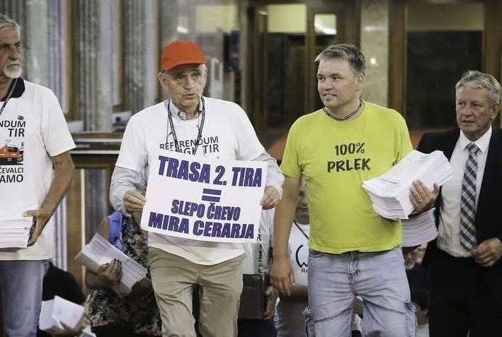 ABratusek's tweet photo. ✅ 𝐌𝐢 𝐠𝐫𝐚𝐝𝐢𝐦𝐨/𝐨𝐧𝐢 𝐛𝐥𝐨𝐤𝐢𝐫𝐚𝐣𝐨❌
V tej vladi gradimo velike in male infrastrukturne projekte. Če gospoda na sliki ne bi organizirala in kar dveh referendumov o bi se vlak po novi progi danes že vozil. Tako pa se bo s testiranjem proge začelo v marcu. https://t.co/r5uDGGbTnS