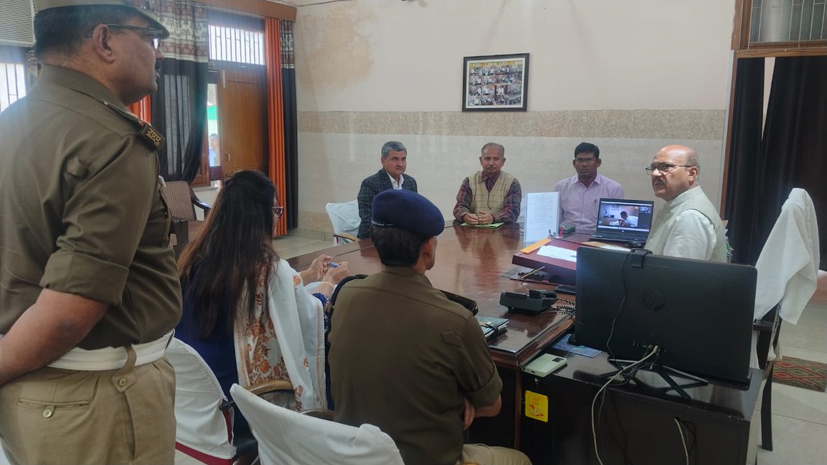 DmMuzaffarnagar's tweet photo. नगर क्षेत्र में बढ़ती ट्रैफिक जाम की समस्या को देखते हुए आज मैंने उच्च स्तरीय बैठक आयोजित की। बैठक में पुलिस अधीक्षक यातायात, नगर मजिस्ट्रेट, क्षेत्राधिकारी यातायात, अधिशासी अधिकारी नगरपालिका, रोडवेज एवं यातायात अधिकारी उपस्थित रहे।

📌 बैठक में लिये गये निर्णय:
1️⃣ मेरठ भैसाली डिपो से मुजफ्फरनगर के लिए रोडवेज बसें प्रातः 08:00 बजे से सायं 08:00 बजे तक राणा वहलना चौक से संचालित होंगी।
2️⃣ रात 08:00 बजे से प्रातः 08:00 बजे तक बसें शहर क्षेत्र में संचालित की जा सकेंगी।
3️⃣ बसें महावीर चौक और जीआईसी मैदान पर सवारी नहीं उतारेंगी और न ही बैठाएँगी।
4️⃣ सवारी को जानसठ पुल के नीचे उचित स्थान पर ही उतारा और बैठाया जाएगा, ताकि मार्ग अवरुद्ध न हो।

 सभी बस चालकों से अपेक्षा है कि वे पूर्ण सहयोग प्रदान करें।

@UPGovt @CMOfficeUP @ChiefSecyUP