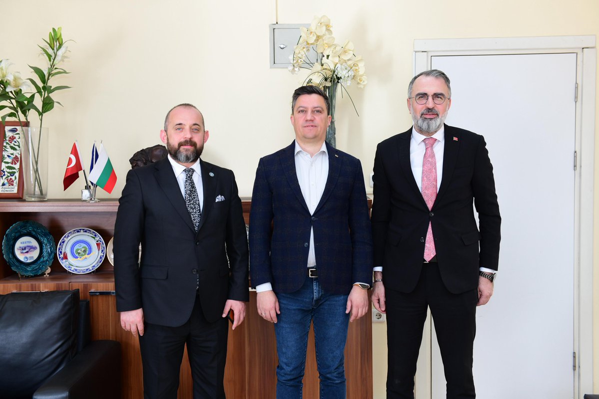 Geçtiğimiz günlerde belediyemizde ağırladığımız Bulgaristan Bursa Konsolosu Momchil Rusinov ve Ticari Ataşe Lyubomir Lyubenov’u iadeyi ziyaret ettik.

İlçemizde yaşayan Bulgaristan göçmeni hemşehrilerimize yönelik yapılabilecek iş birlikleri, sosyal ve kültürel çalışmalar üzerine