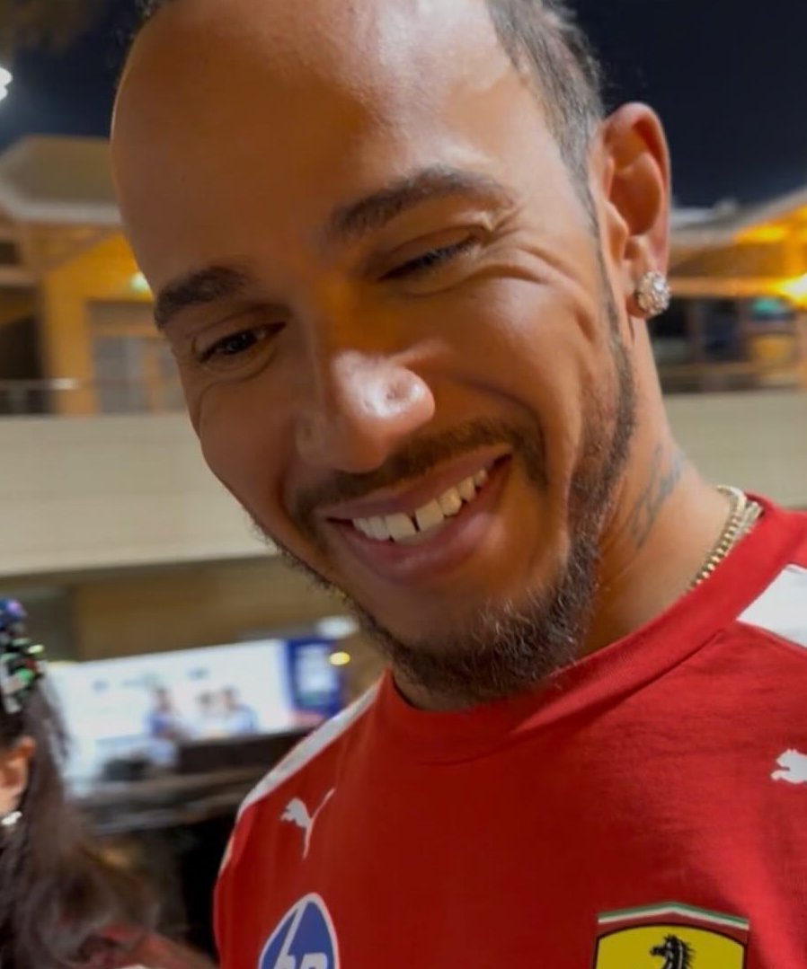 SirLewisLane's tweet photo. Positive vibes from Lewis😊 #BahrainTest

[📸：alzliz IG] https://t.co/TZF08TN61N