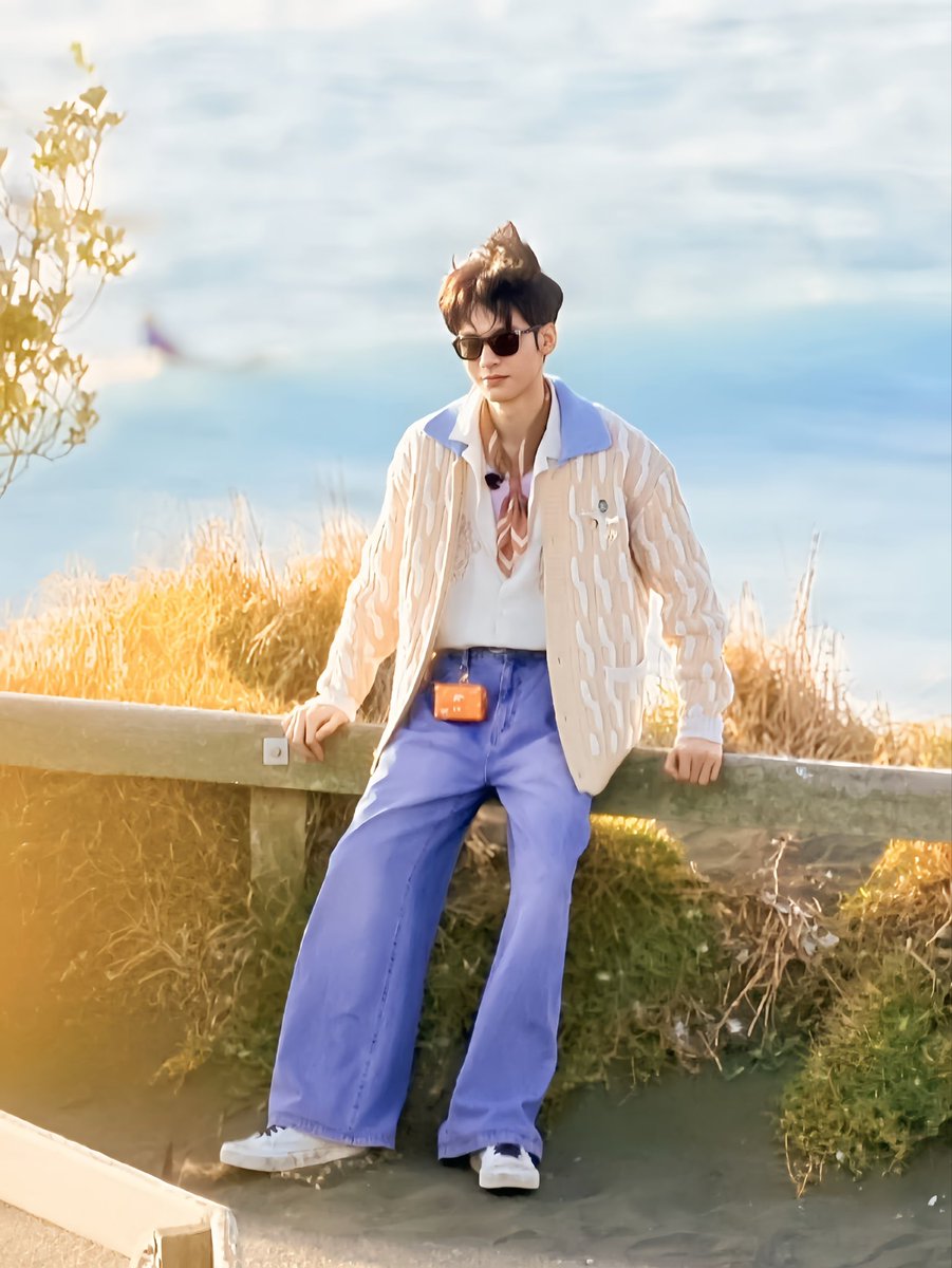 Today’s Gong Jun
He’s insanely good-looking even behind those shades
#GongJun