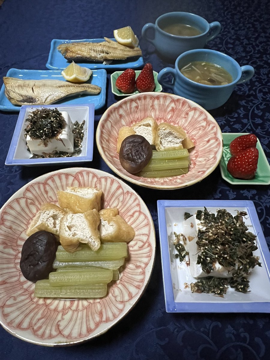 koian2023's tweet photo. 板ずりや
若牛蒡の香 母恋し
愛知の #蕗 を見つけました🌸
蕗を板ずりしたときの香りに、若牛蒡を思い出して💡
ポストを探すと、2/27でした。
🇯🇵 #dinner #haiku #butterbur #earlyspring #TasteOfHome https://t.co/2qsBPw4eNT