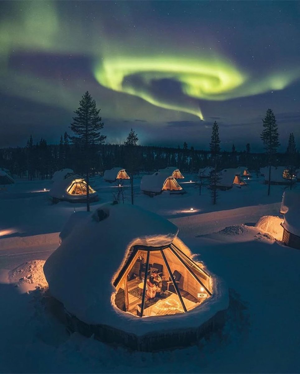 earthcurated's tweet photo. igloo hotels under the northern lights in Finland 🇫🇮 https://t.co/CPRuI8UAa7