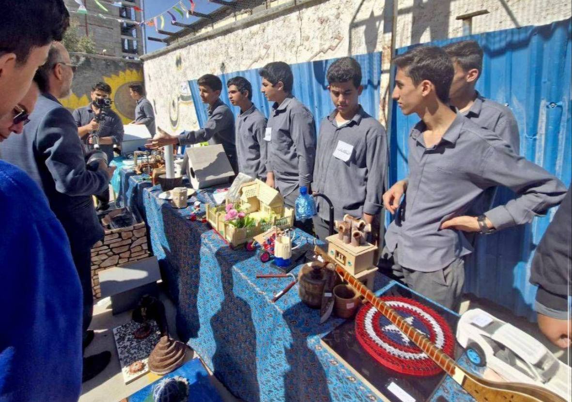 دانش‌آموزان یک مدرسه در سیرجان

 با جمع آوری کمک‌ها و‌ پول توجیبی

۲ زندانی جرایم غیرعمد را آزاد کردند.