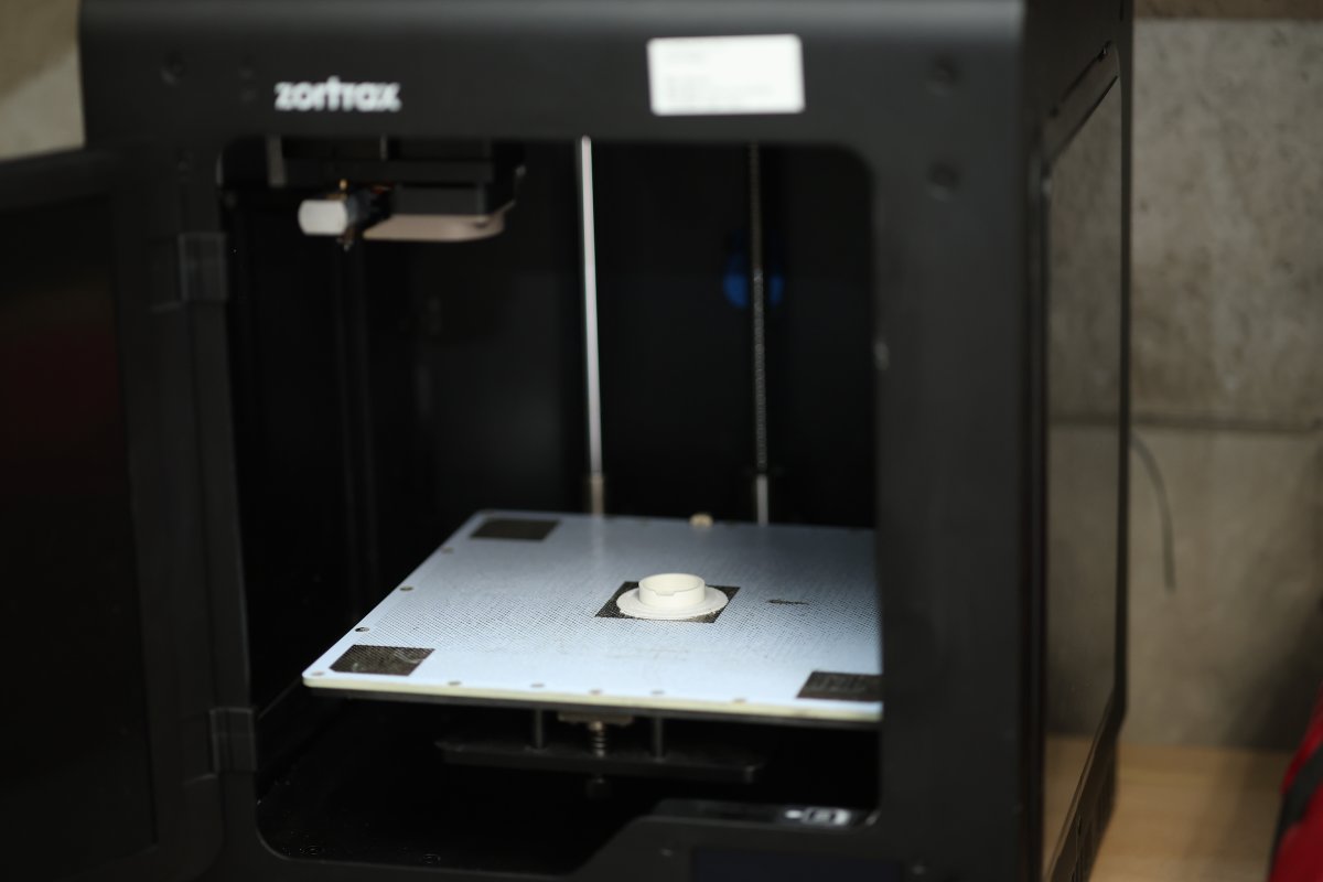 ThunderVolt_mag's tweet photo. Soundcore Workのスイッチがバッグの中で押されて、録音が始まってしまうので、たまたま3Dプリンターを入手した息子に、スイッチのカバーを付くってもらった。
ピタリと合うサイズを作るのは意外と大変。
でも、これで安心して使えそう。
https://t.co/qUDmFEHu91
#3Dプリンター #SoundcoreWork https://t.co/JqtpQIZ3jL