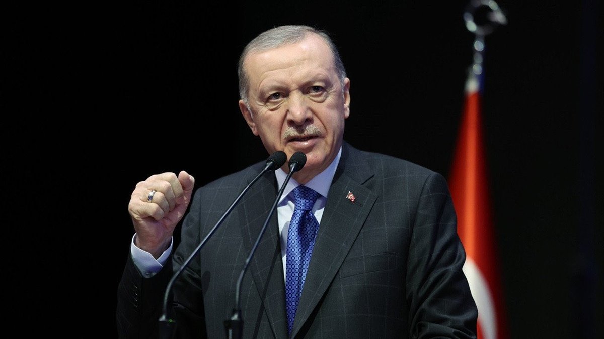 Cumhurbaşkanı Erdoğan: 

MEB'in ramazan genelgesi doğrudur, yerindedir, hukukidir. 

Ramazanın manevi iklimine uygun olmasının yanı sıra milletimizin hissiyatına tercüman olan hizmettir.

Noel süslemeleri yapılınca rahatsız olmazlar. 

Cadılar Bayramı kılıfı altında ne idüğü