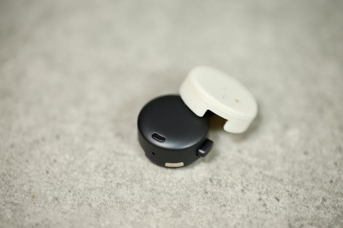 ThunderVolt_mag's tweet photo. Soundcore Workのスイッチがバッグの中で押されて、録音が始まってしまうので、たまたま3Dプリンターを入手した息子に、スイッチのカバーを付くってもらった。
ピタリと合うサイズを作るのは意外と大変。
でも、これで安心して使えそう。
https://t.co/qUDmFEHu91
#3Dプリンター #SoundcoreWork https://t.co/JqtpQIZ3jL