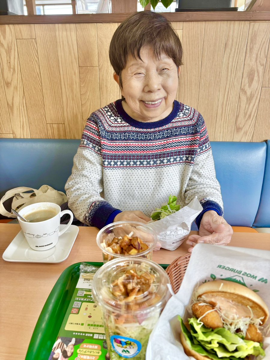 同じ顔した母と…笑 まるごと✖️モスバーガーの コラボ商品を食べに