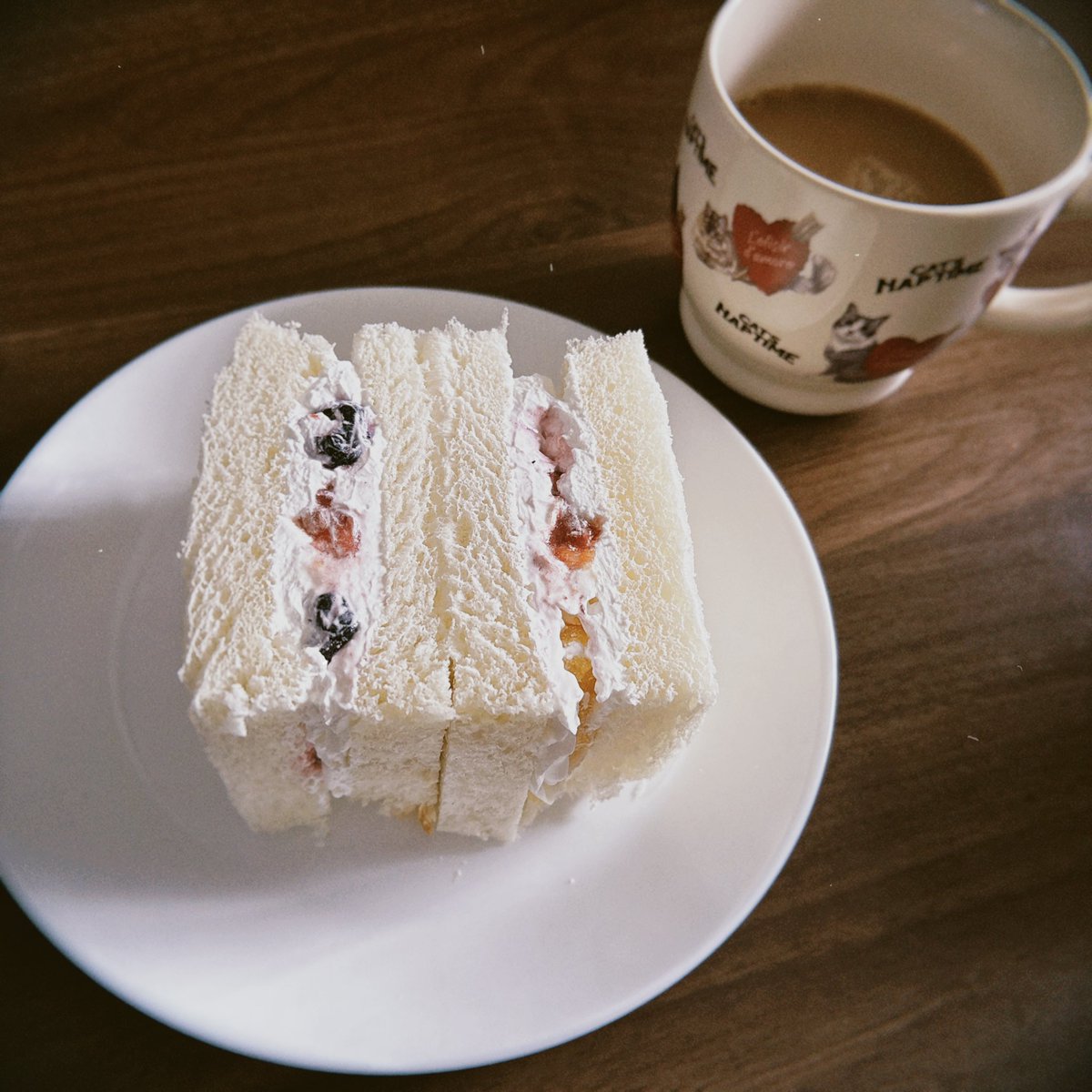形悪くなっちゃったけどフルーツサンド作った🍓
お手軽な幸福
